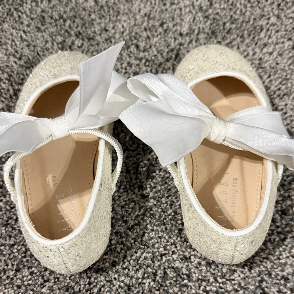 Girls Glitter Bow Ballet Flats in white/champagne